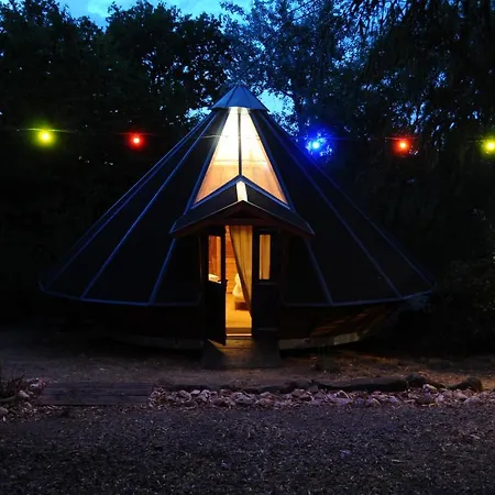 Tipis Du Petit Buisson