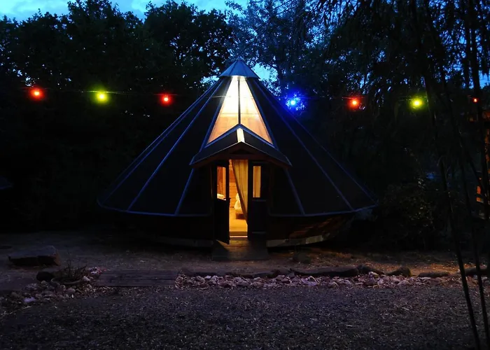 Tipis Du Petit Buisson